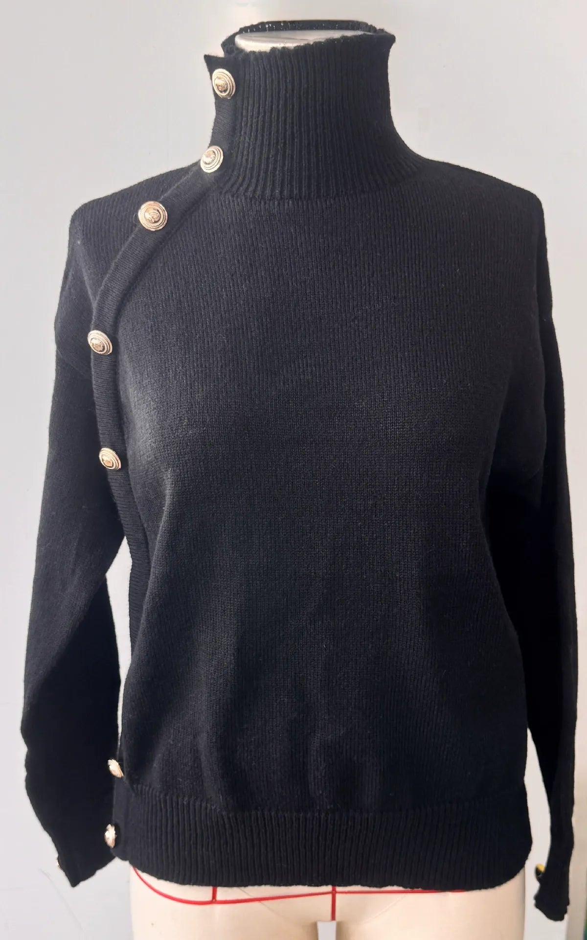 Liza™ – Nappikoristeinen Musta Neule